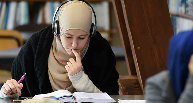 استطلاع: 51 في المئة من الألمان يؤيدون حظر الحجاب في المدارس