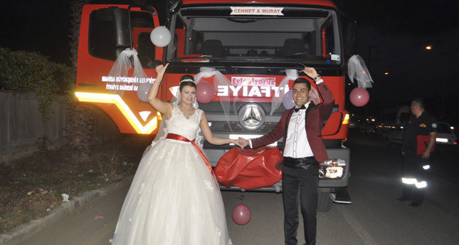 رجل إطفاء يحتفل بعرسه في سيارة إطفاء