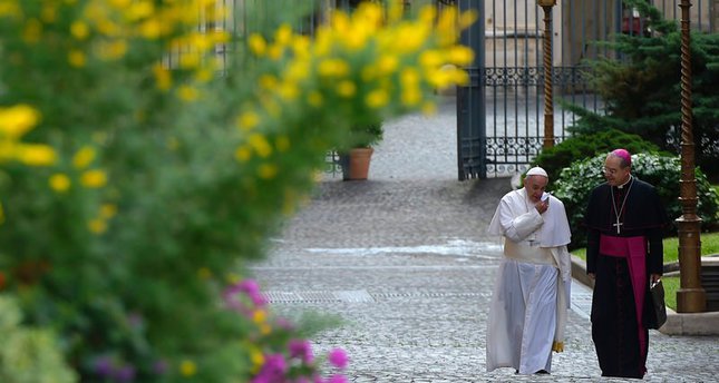 بابا الفاتيكان ينتقد مبالغة فرنسا في علمانيتها