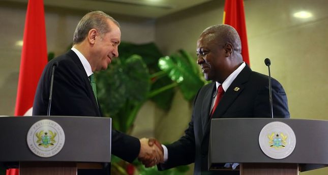 Der türkische Staatspräsident Recep Tayyip Erdoğan L mit seinem Amtskollegen John Dramani Mahama in Ghana bei der Pressekonferenz nach der Sitzung Foto: AA/Okan Özer