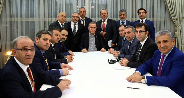 Präsident Erdoğan mit Journalisten, einschließlich Daily Sabahs Chefredakteur Serdar Karagöz rechts, stehend AA Foto