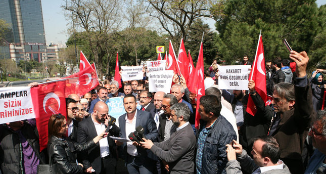 Schmähgedicht von Jan Böhmermann und ZDF in Istanbul protestiert