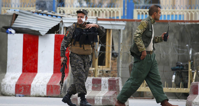 Ein verletzter Mitglied der Sicherheitskräfte L verlässt den Ort des Selbstmordanschlags in Kabul/Afghanistan, 19. April 2016 Foto: Reuters/ Omar Sobhani