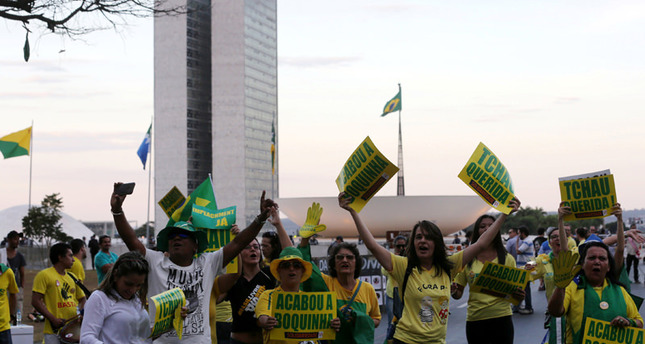 Brasilianer protestieren für die Amtsenthebung von Präsident Dilma Rousseff vor dem brasilianischen National-Kongress in Brasilien, 11. Mai 2016 Foto: Reuters/ Paulo Whitaker