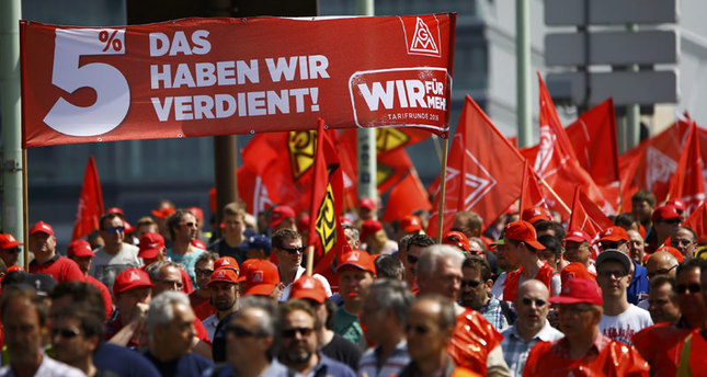 Stahlarbeiter der IG Metall protestieren für höhere Löhne in Köln, Deutschland, 12. Mai 2016 Foto: Reuters / Wolfgang Rattay