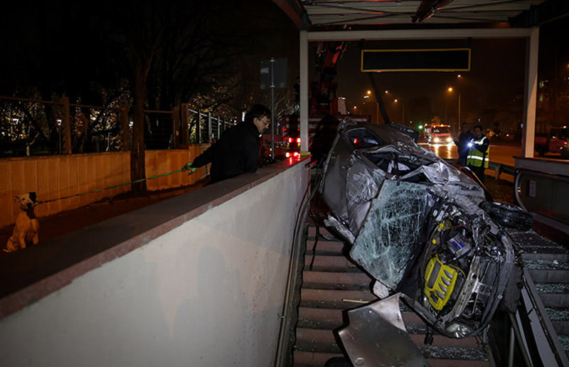 Crane lifts the car after collision. (AA Photo)