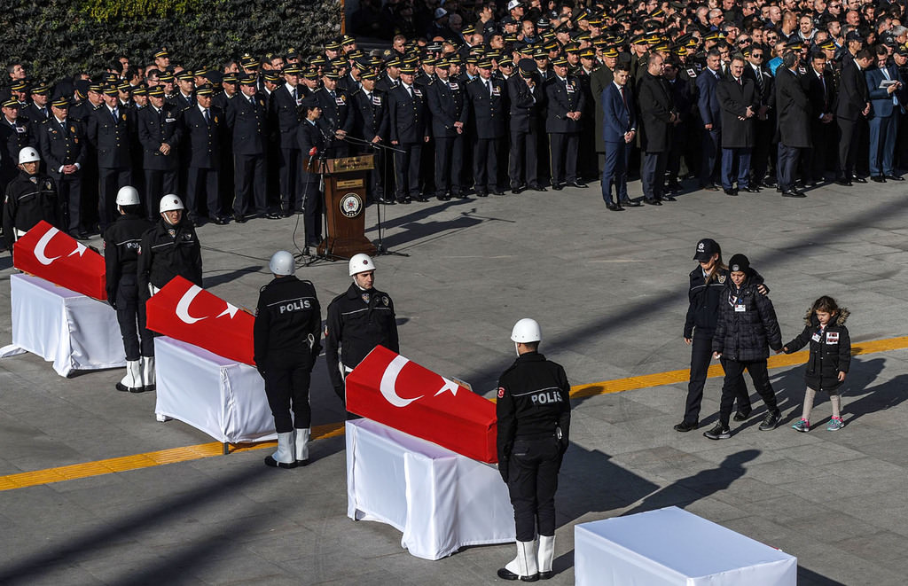 Relatives mourn over the coffin of a Turkish police officer during a funeral ceremony at Istanbul's police headquarters on December 11, 2016 (AFP Photo)