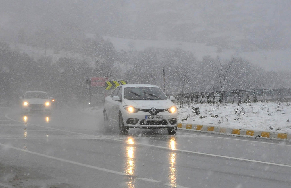 Turkish cities have been hit by heavy snow on early Dec. 29, 2016. (AA Photo)