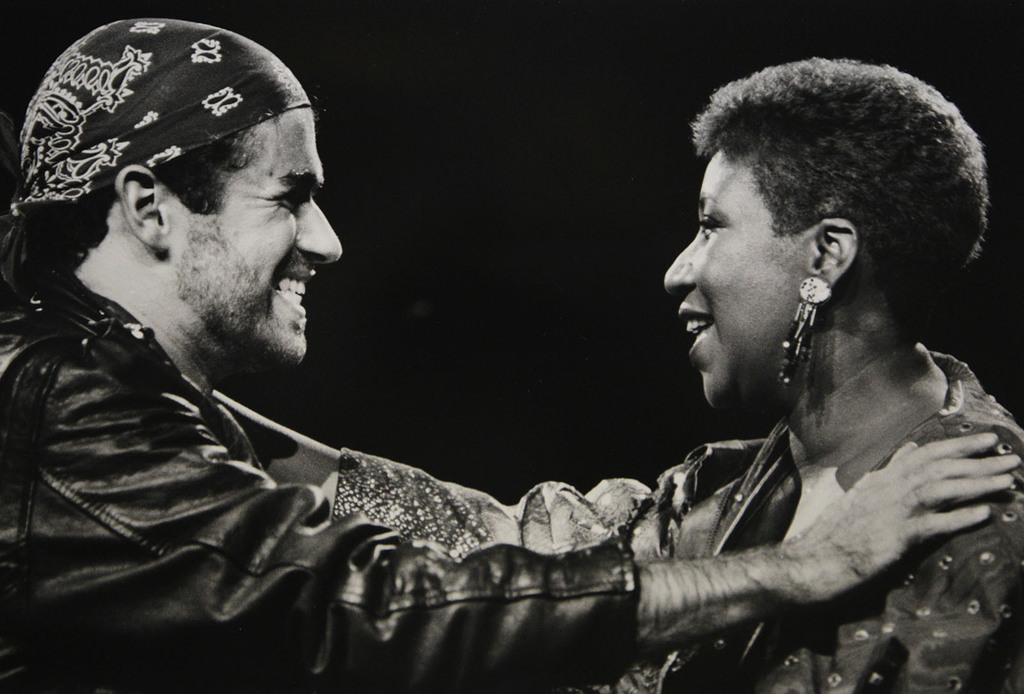 In this Aug. 30, 1988, file photo, singing great Aretha Franklin, right, joins George Michael during his Faith World Tour in Auburn Hills, Mich. (AP Photo)