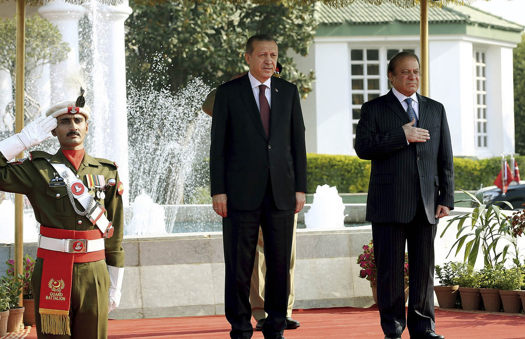 President Recep Tayyip Erdoğan, center, and Pakistan's Prime Minister Nawaz Sharif listen to their national anthems, during a ceremony in Islamabad, Pakistan, Thursday, Nov. 17, 2016.  (AP Photo)