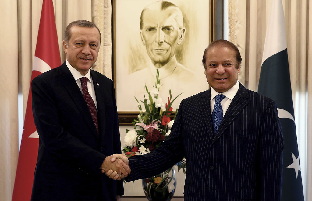 President Recep Tayyip Erdoğan, left, shakes hands with Pakistan's Prime Minister Nawaz Sharif, before a meeting, in Islamabad, Pakistan, Thursday, Nov. 17, 2016. (AP Photo)