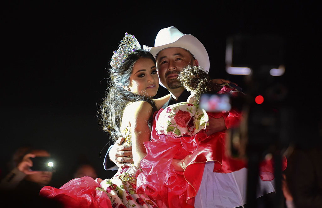 Thousands attend Mexican girl's sweet 15 birthday bash