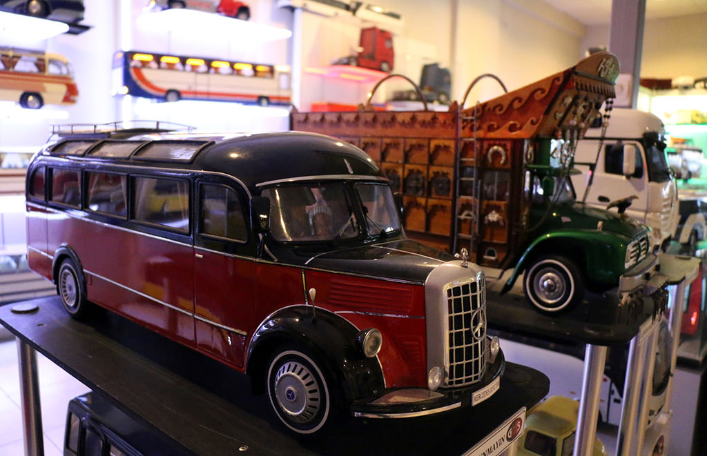 A vintage BMW bus seen at Aydınlıoğlu's model car gallery in Aydın province (AA Photo)
