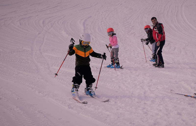 Turkish soldiers give ski lessons to children in southeast Turkey