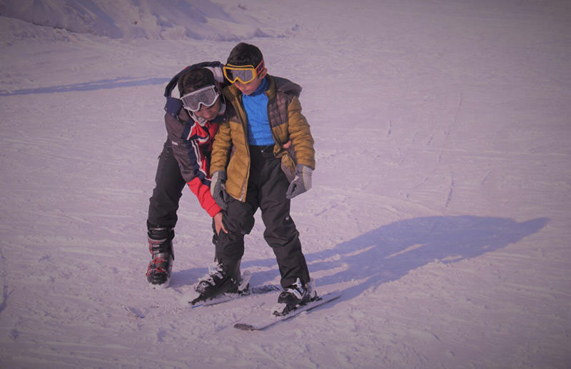 Turkish soldiers give ski lessons to children in southeast Turkey