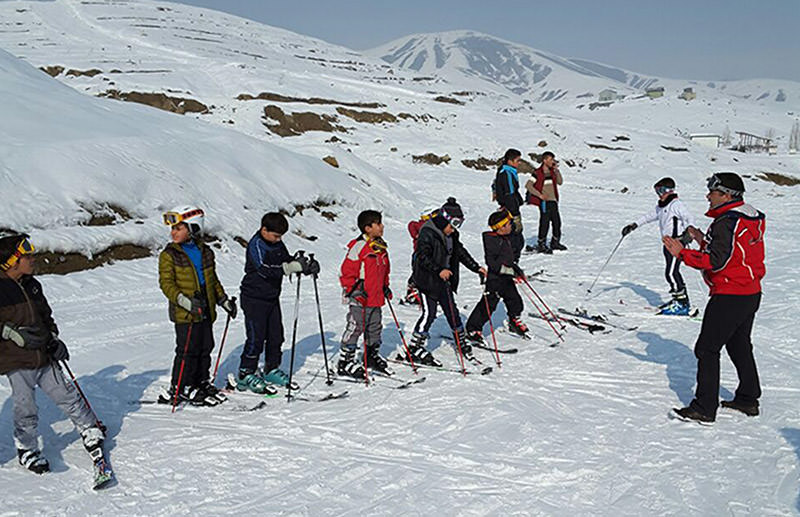 Turkish soldiers give ski lessons to children in southeast Turkey