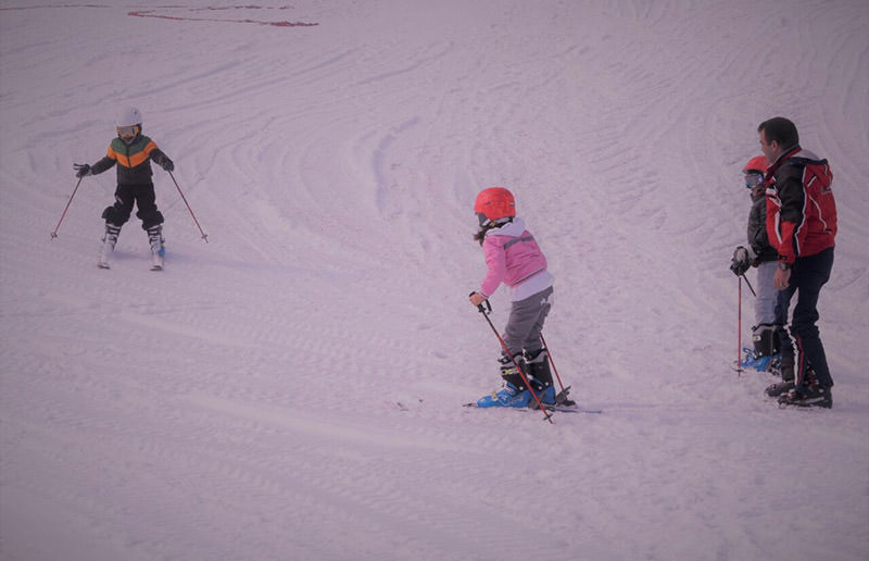 Turkish soldiers give ski lessons to children in southeast Turkey