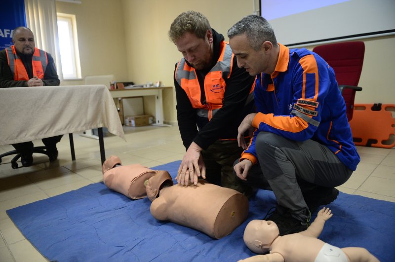 Gürcan Salihoğlu (C), an AFAD volunteer, receives training on medical rescue, Sakarya, Feb. 23, 2020. (AA Photo)