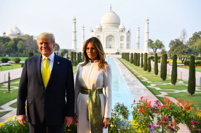 US President Donald Trump and First Lady Melania Trump pose as they visit the Taj Mahal, Agra, Feb.24, 2020. (AFP Photo)