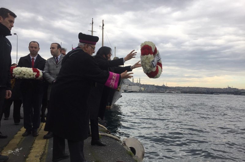 İzak Haleva, chief rabbi of the Jewish community throws a wreath at sea in memory of victims, Istanbul, Feb. 24, 2020. (DHA Photo) 