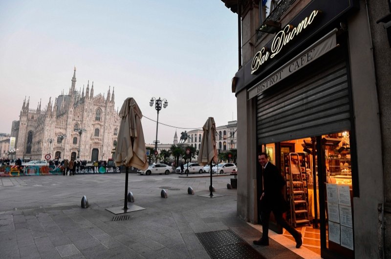 A bar next to the Piazza del Duomo in central Milan closes at 6 p.m. on Feb. 24, 2020, following security measures taken in northern Italy against the COVID-19 the novel coronavirus. (AFP Photo)