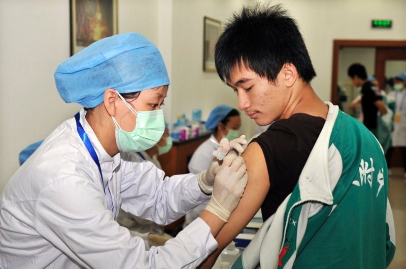 A student receives an H1N1 vaccine injection at a school in Beijing September 21, 2009. (Reuters File Photo)