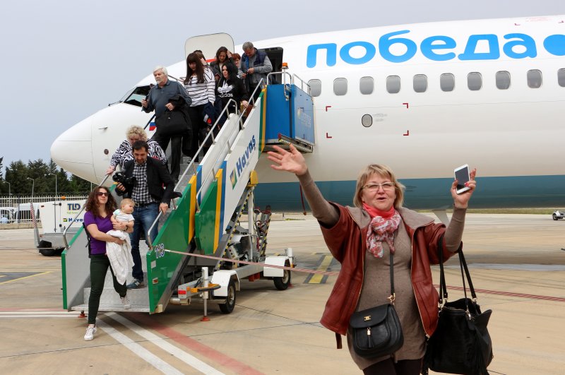 A plane carrying Russian tourists lands in the southern resort town of Alanya. (DHA File Photo)