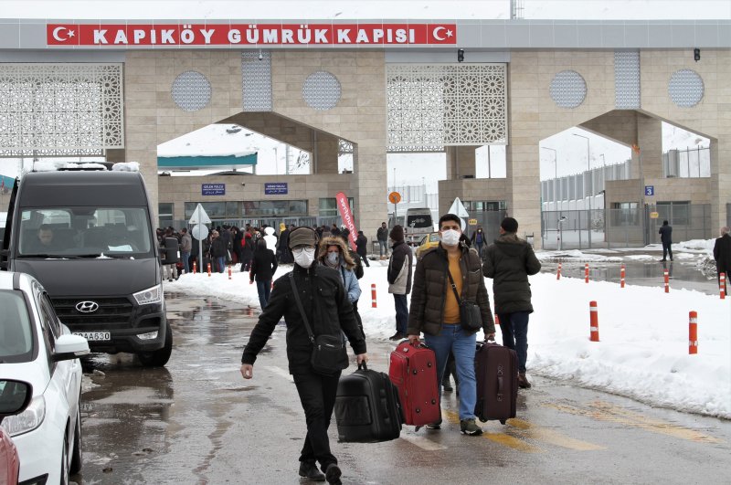 People seen at Kapıköy Border Gate in eastern Turkey's Van province near the Iranian border, Feb. 20, 2020. (AA Photo)
