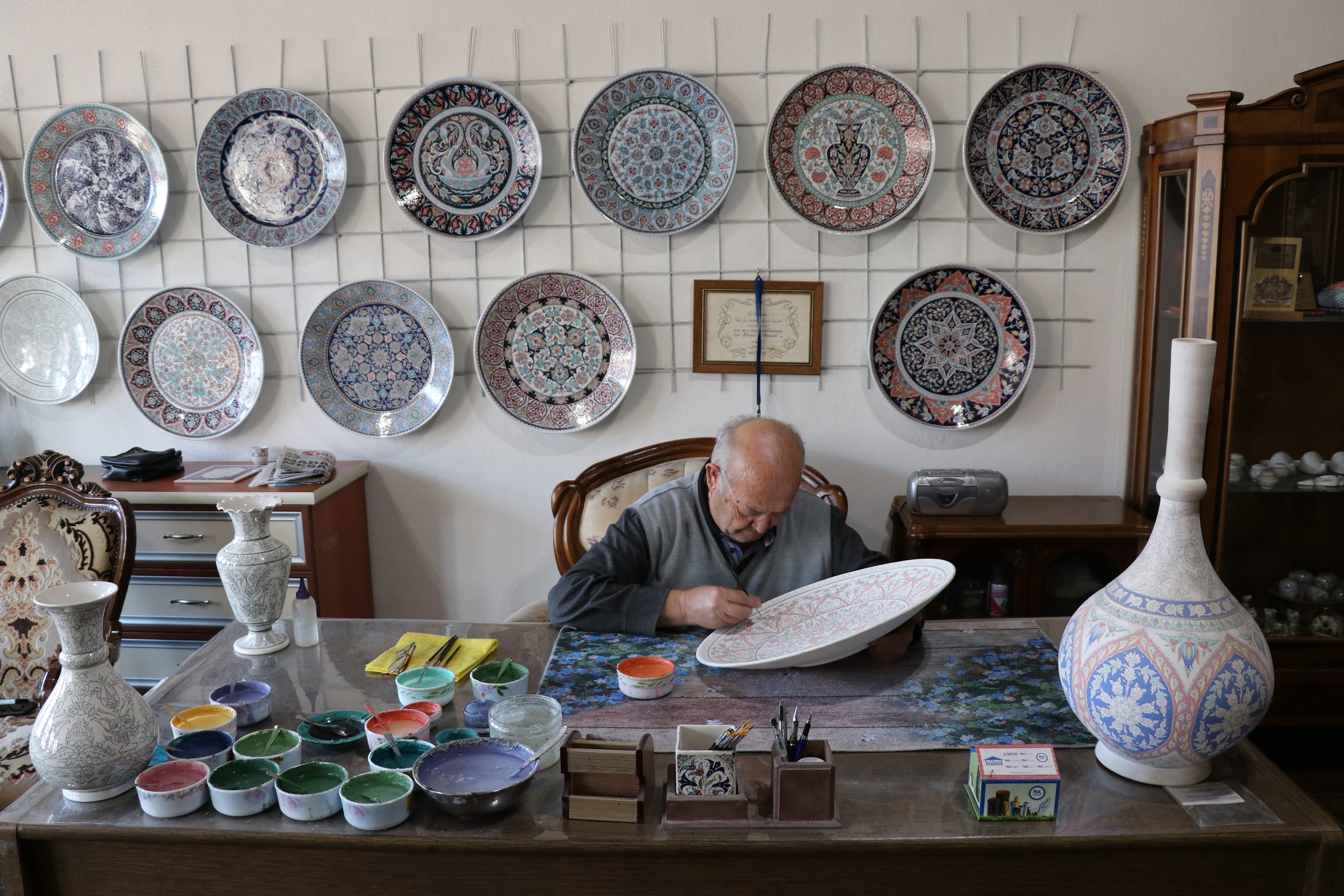 Hamza Üstünkaya creates at his workshop. (AA Photo)