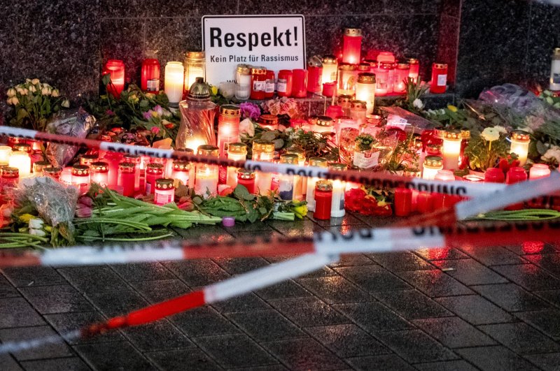 Candles light near the bar where several people were shot at Heumarkt in Hanau, Sunday, Feb. 23, 2020. (AP)