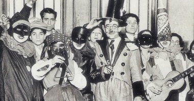 For almost five centuries, local Greek communities in Istanbul would parade through the streets of Şişli, banging drums and blaring clarinets to celebrate the carnival with street parties. (Photo by karnavaltatavla.org)