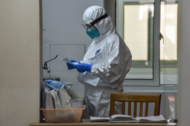 A medical staff wearing protective clothing is seen in the fever clinic of a hospital in Shanghai, Feb. 27, 2020. (AFP Photo)