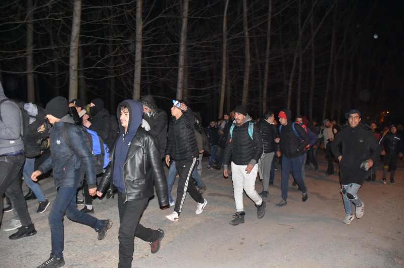 Syrian migrants who gathered in the Turkish border town of Edirne walk toward the Pazarkule Border gate to cross into Europe on Friday, Feb. 28, 2020 (IHA Photo)
