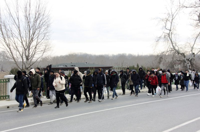 Migrants walk to the border gate of Pazarkule in Edirne, near the Turkey-Greece border, Feb. 28, 2020. (AP Photo)