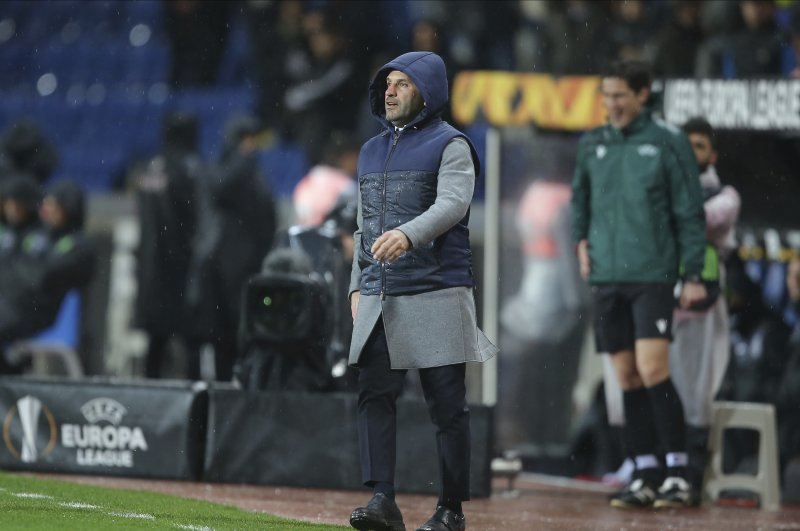 Okan Buruk gives instructions to his players during the match against Sporting Lisbon, Istanbul, Feb. 27, 2020. (AP Photo)