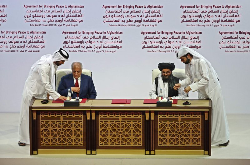 (L to R) US Special Representative for Afghanistan Reconciliation Zalmay Khalilzad and Taliban co-founder Mullah Abdul Ghani Baradar sign the US-Taliban peace agreement during a ceremony in the Qatari capital Doha on February 29, 2020. (AFP Photo)