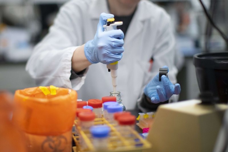 A researcher works in a lab that is developing testing for the COVID-19 coronavirus at Hackensack Meridian Health Center for Discovery and Innovation on Feb. 28, 2020 in Nutley, NJ. (AFP Photo/Getty Images)