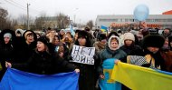 Crimean tatars shout slogans and hold banner that read "No War" during the pro-Ukraine rally in Simferopol, Crimea, March 10, 2014. (AP Photo)

