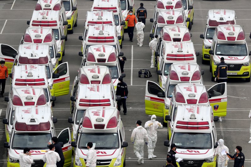 Ambulances to transport coronavirus infected patients are parked in Daegu, South Korea, March 1, 2020. (REUTERS Photo)