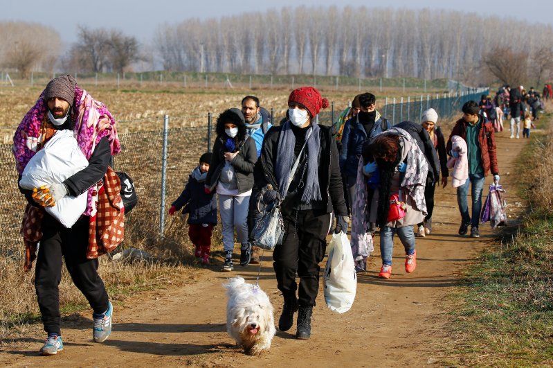 Migrants walk toward Turkey's Pazarkule border crossing with Greece's Kastanies, in Edirne, Turkey, March 1, 2020. (Reuters Photo)