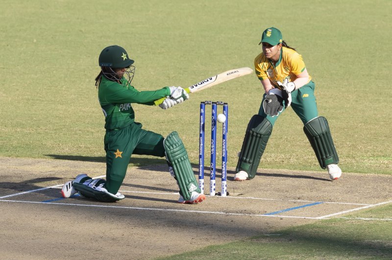 Sidra Nawaz of Pakistan is bowled out by Nonkululeko Mlaba of South Africa, Sydney, Mar. 1, 2020. (EPA Photo) 
