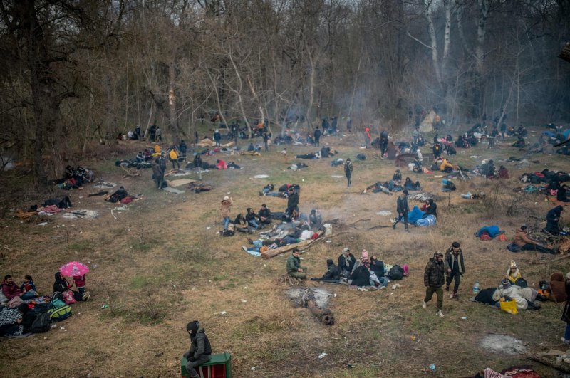 Migrants wait in a field near the buffer zone at Turkey-Greece border, at Pazarkule, in Edirne, Feb. 29, 2020. (AFP)