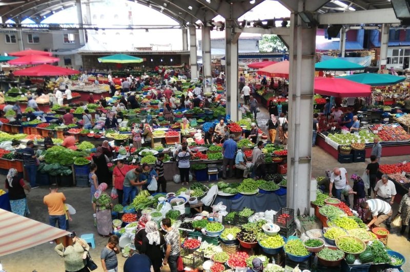 People are seen at the local bazaar in the northern Zonguldak province, Feb. 11, 2019. (İHA Photo)