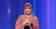 Taylor Swift accepts the Artist of the Year award at the 2019 American Music Awards, Los Angeles, California, U.S., Nov. 24, 2019. (REUTERS Photo)
