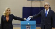 Israeli Prime Minister Benjamin Netanyahu (R) and his wife Sara Netanyahu (L) cast their ballots during the Israeli legislative elections, at a polling station in Jerusalem, March 2, 2020. (EPA Photo)