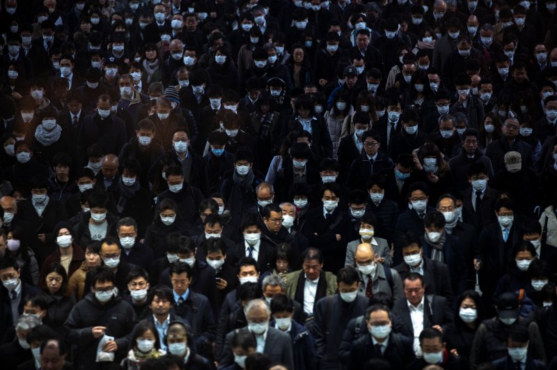 Crowds wearing protective masks, following an outbreak of the coronavirus, are seen at the Shinagawa station in Tokyo, Japan, March 2, 2020. (Reuters Photo)