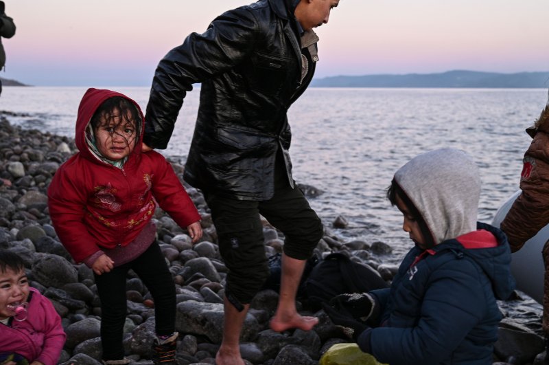Thousands of migrants flocked to Edirne's Pazarkule border crossing and to the Aegean coast to Greece after Turkish officials announced the opening of borders,  March 2, 2020. (AFP Photo)