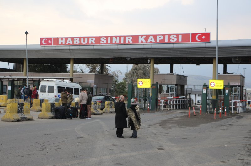 People wait at the Habur border crossing between Turkey and Iraq, March 1, 2020. (DHA Photo)