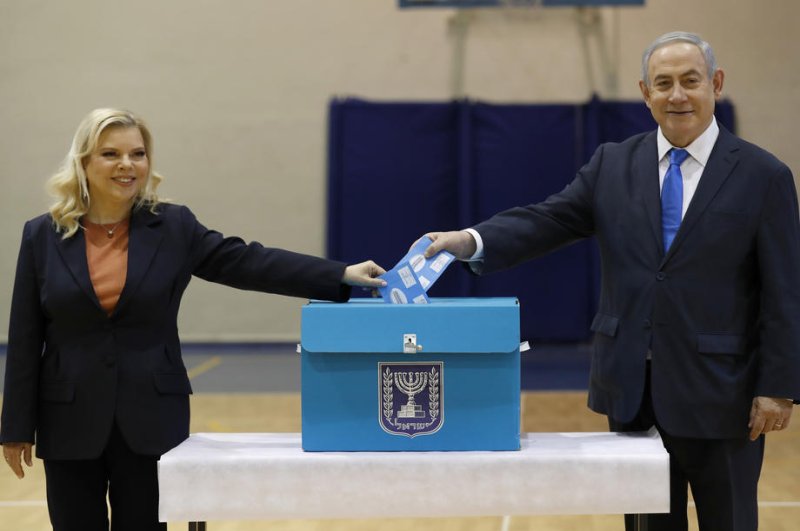 Israeli Prime Minister Benjamin Netanyahu (R) and his wife Sara Netanyahu (L) cast their ballots during the Israeli legislative elections, at a polling station in Jerusalem, March 2, 2020. (EPA Photo)