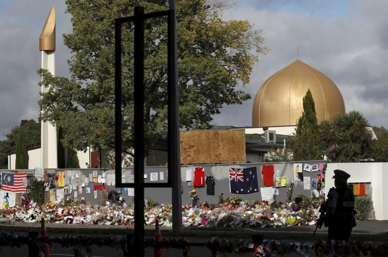 A police officer stands guard outside al Noor mosque, Christchurch, March 22, 2019. (Reuters Photo)